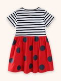 Gestreiftes Kleid mit kleiner Biene