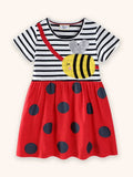 Gestreiftes Kleid mit kleiner Biene
