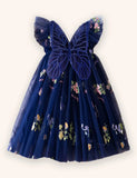 Kleid mit Blumen- und Schmetterlingsstickerei