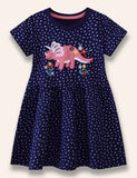 Gepunktetes Kleid mit Dinosaurier-Applikation