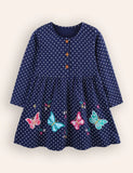 Blaues Kleid mit Schmetterlingsapplikation und Knopfleiste vorne