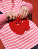 Kleid mit Apfeltaschen-Applikation