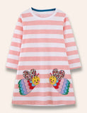 Buntes, gestreiftes Kleid mit Bienenapplikation