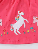 Süßes, mit Pony besticktes, langärmliges Kleid