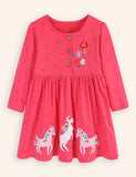 Süßes, mit Pony besticktes, langärmliges Kleid