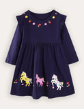 Süßes, mit Pony besticktes, langärmliges Kleid