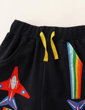 Pantaloncini colorati con applicazioni di aeroplano in stile cartone animato